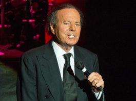 Acusan a Julio Iglesias de agresiones sexuales y acoso laboral