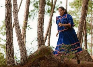 Corredora rarámuri volverá a participar con falda y huaraches en el Ultra Maratón de Hong Kong