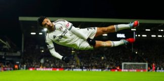 Raúl Jiménez realiza festejo ‘gamer’