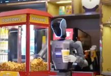 Robot humanoide comienza a operar en cine (VIDEO)