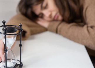 Escasez de tiempo libre e ingreso impactan bienestar de hogares con niñas y niños pequeños