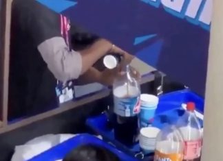 Vendedores de refresco rellenan botellas con sobrantes de vasos usados