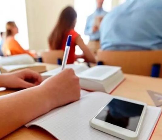 SEP acuerda regular celulares en escuelas de México