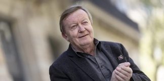 Jean Echenoz: “La gente feliz es aburridísima, es más interesante la que tiene problemas”