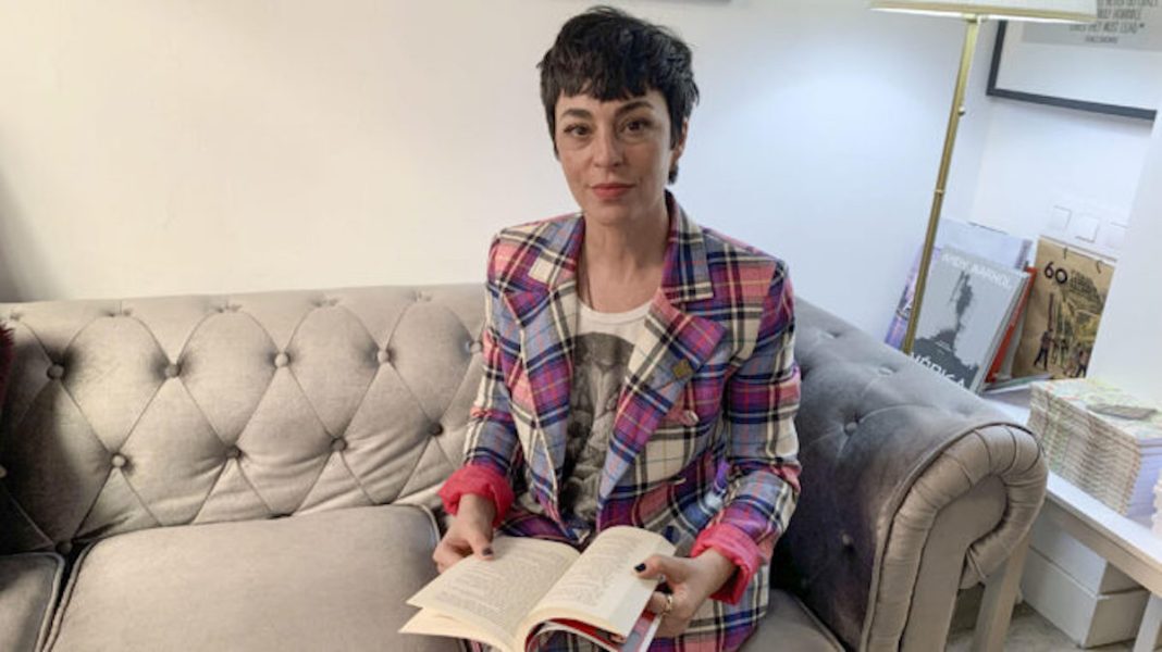 La cineasta Natalia Moreno se pasa a la novela y narra con 'sorna' una crisis de identidad