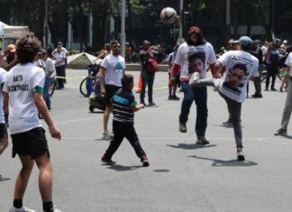 “México no puede ser sede mientras sea una fosa clandestina”: protestan contra el Mundial con ‘cascarita’