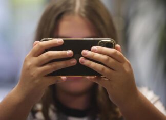 Cuatro maneras de ayudar a tu adolescente a pasar más tiempo lejos de dispositivos electrónicos