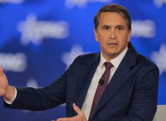 Trump nombra a Todd Blanche como nuevo fiscal general