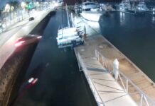 Camioneta cae al mar en marina Veramar (VIDEO)