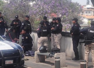 Xalapa: Policías evitan suicidio en puente Xallitic