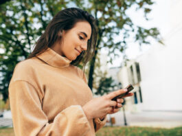 Padres deberían dejar de usar el teléfono celular en beneficio de la educación
