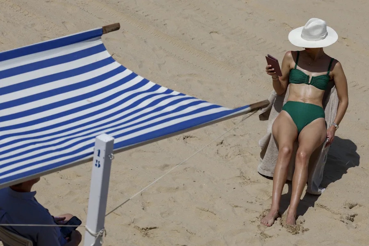 Mujer Playa Sol