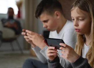 Adolescentes reportan mejoras en sueño y bienestar bajo restricciones a redes sociales