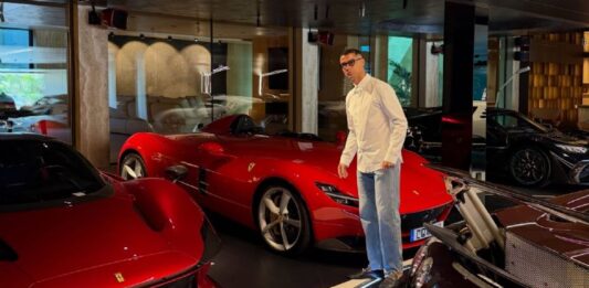 Cristiano Ronaldo presume colección de autos de lujo: “Mis juguetes”