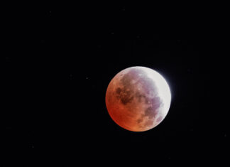 México contempla el eclipse lunar parcial que cautivó al mundo