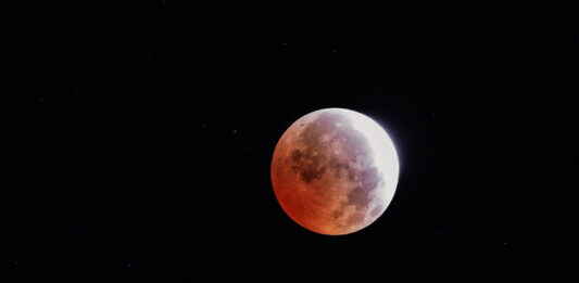 México contempla el eclipse lunar parcial que cautivó al mundo