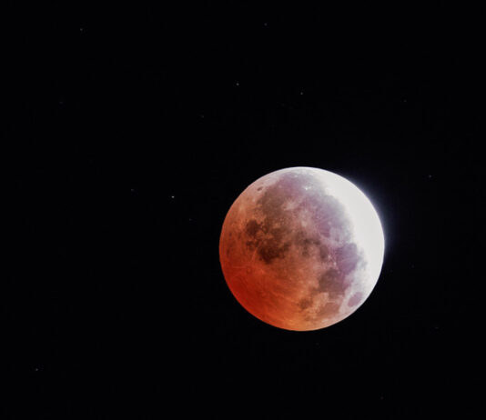 México contempla el eclipse lunar parcial que cautivó al mundo
