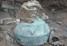 Descubren en China vasija en la que se conservó vino de grano de 2 mil 300 años de antigüedad