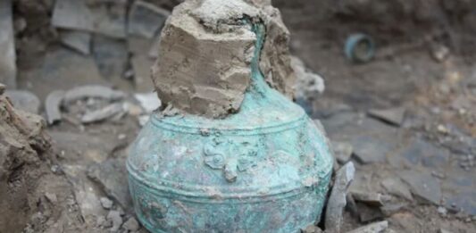 Descubren en China vasija en la que se conservó vino de grano de 2 mil 300 años de antigüedad