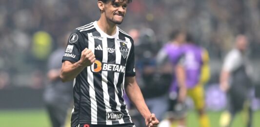 Gustavo Scarpa, el mediocampista que llevó a León Tolstói al podio de ventas en Brasil