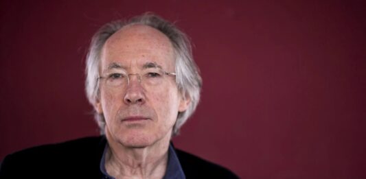 Ian McEwan: “Hará falta que pase una catástrofe para que los humanos reaccionen con la IA”