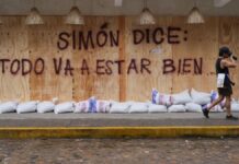 “Simón” baja a huracán categoría 2, pero se mantiene la alerta