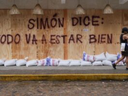 “Simón” baja a huracán categoría 2, pero se mantiene la alerta