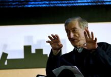 Julian Barnes cree que falta mucho para que la IA pueda escribir bien